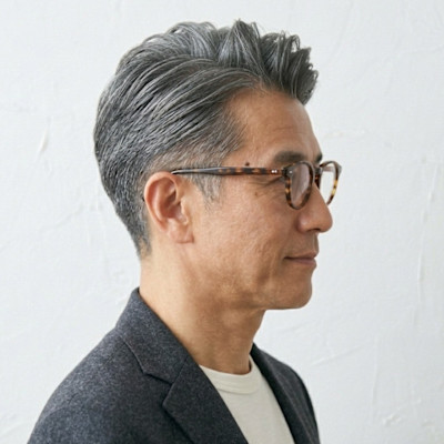 【50代メンズ】白髪を活かした大人のアップバングショート