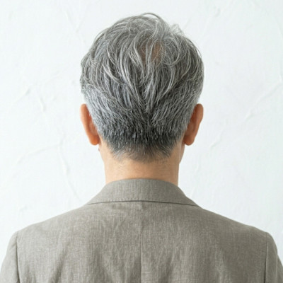 50代グレイヘア★白髪を活かすソフトアップバングショート