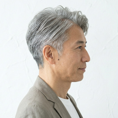 50代グレイヘア★白髪を活かすソフトアップバングショート