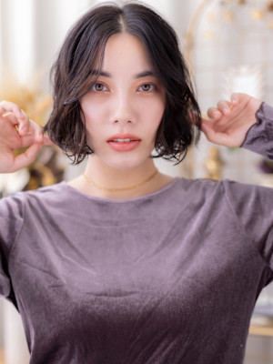 かきあげバングくせ毛風ラフウェーブ黒髪ボブ　レイヤーボブb