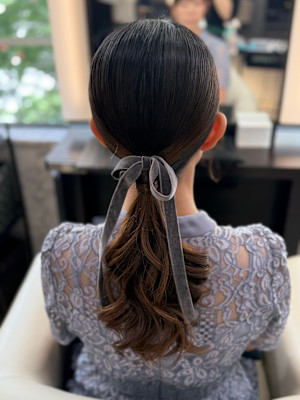 タイトなローポニーテール