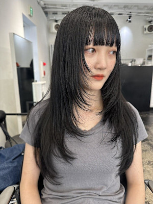 黒髪クラゲヘアーオリーブグレー小顔ココアベージュミディアム