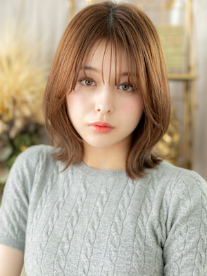 大人ガーリーブリーチなしミディアムハッシュカット　触覚b