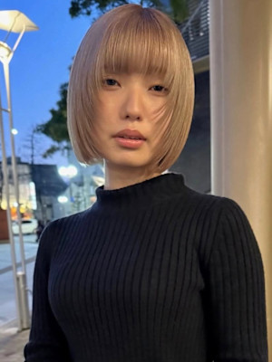 ワンレンボブ ハイトーン ブリーチ 切りっぱなし 髪質改善 