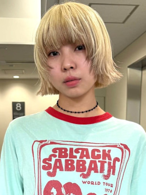 顔周りレイヤー ハイトーン ブリーチ ショートボブ ブロンド