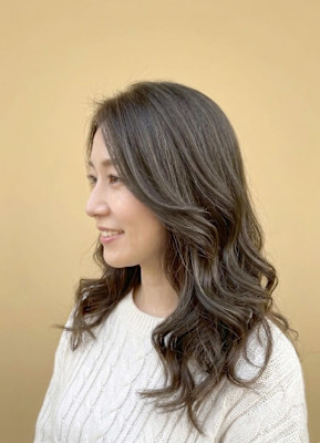 トップがつぶれて分け目の地肌や白髪が気になる時の−5歳の質感