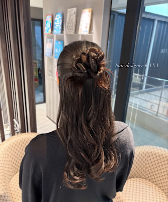 花咲くハーフアップ。品格溢れるローズアレンジ