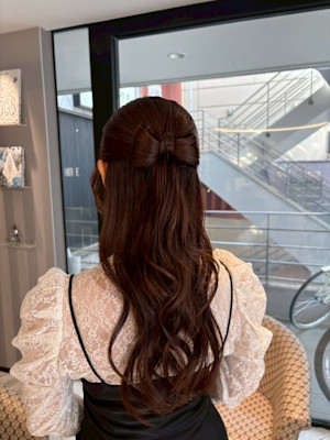 ガーリーで洗練されたリボンアレンジヘア