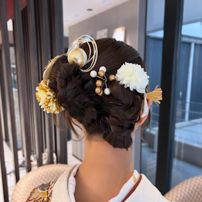 白着物に映えるゴールド＆ホワイトアレンジ