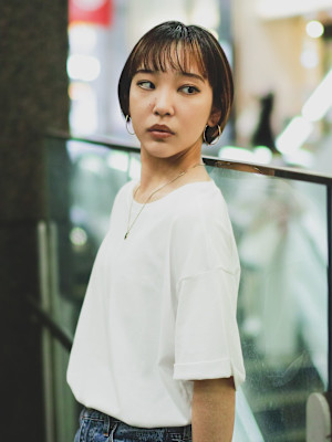 顔まわりのレイヤーがポイントになるショートヘア