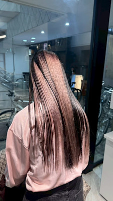 ピンク×ブラックの洗練アンブレラカラー