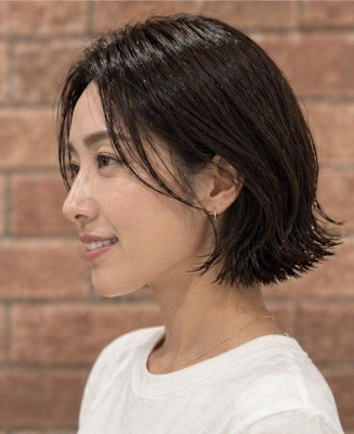 切りっぱなし外はねボブ