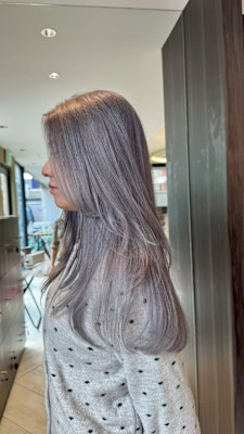 肌まで白く見せる、魔法のグレージュカラー