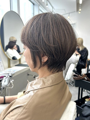 大人ショートボブで白髪を活かす