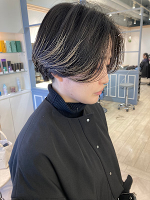 プレイングカラーブリーチ×黒髪センターパート