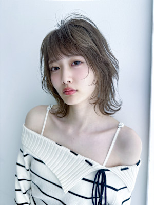 くびれミディアム　アッシュベージュ　前髪　顔周りヘア