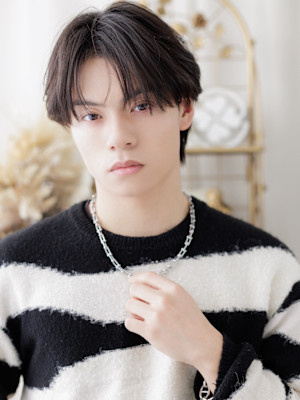 韓国風センターパート暗髪ニュアンスパーマ　フェザーパーマb