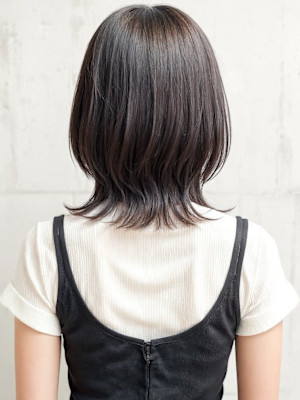 うざバングウルフミディアムレイヤーカットp2　くびれレイヤー