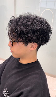 センターパートツイストスパイラル波巻きスパイラルパーマ