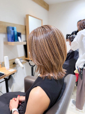 細かめ白髪ぼかしハイライトミディアムレイヤーカット【藤沢】