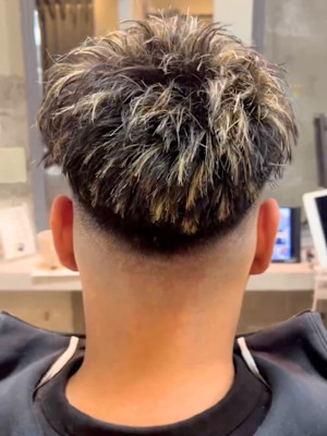 スキンフェードに映えるハイライト 短髪アップバングで魅せる