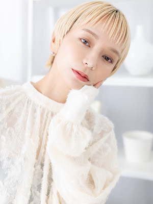 オン眉ホワイトブロンド小顔ショートウルフ　顔周りカットb