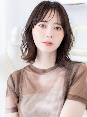 シースルー前髪ミディアムレイヤーハッシュカット　韓国巻きb