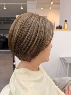 大人ショートボブで白髪を活かす