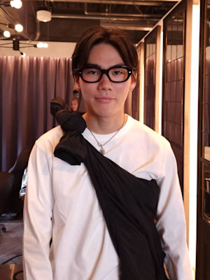 パーマありのセンターパートの前下がりのショートヘアー