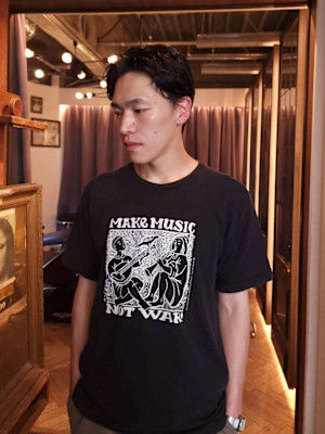 パーマありのセンターパートの前下がりのショートヘア