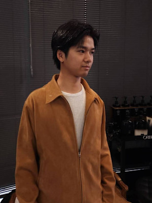 センターパートの前下がりのショートヘアー