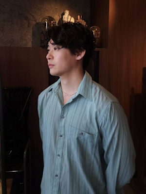 海外風癖毛な前下がりのショートスタイル