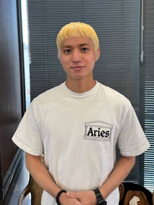 ブロンドヘアでつくるタイトなショートスタイル