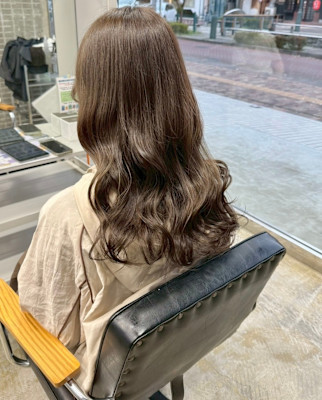 ナチュラルなレイヤーと透け感ベージュ