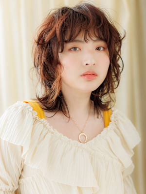 イヤリングカラークラゲウルフカット小顔くびれミディアム20代