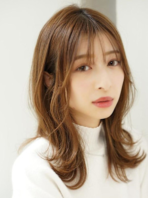 抜け感レイヤーで作る、軽やかミィディアムスタイル