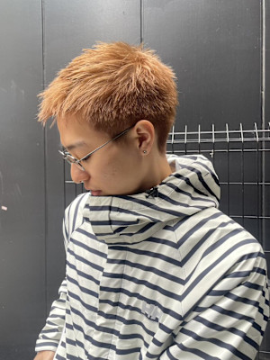 スパイキーショート & 温かみのあるベージュスタイル