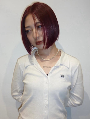 ワインレッドと前下がりボブで大人ハイトーン