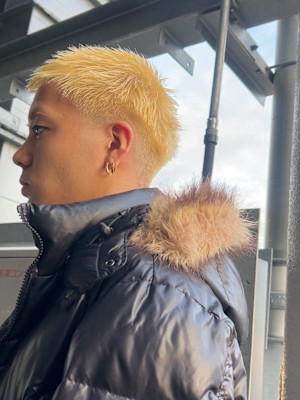 フェードカット抜きっぱブロンド