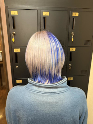 ホワイトシルバー×ブルールーツラインボブ