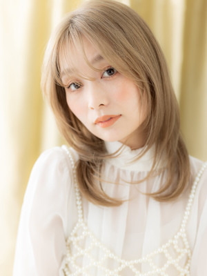 ミルクティーブロンド顔周りカットくびれレイヤー20代30代