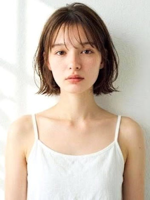 外ハネボブ ベージュ 顔周りカット 顔周りレイヤー 20代 