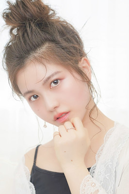 ルーズお団子×後れ毛ニュアンスアレンジ