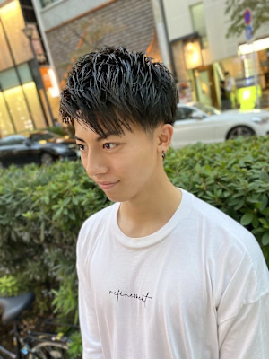 黒髪ツーブロック×爽やかアップバングショート