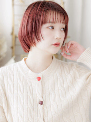 チェリーレッドぱっつん前髪シャギーカット　丸みショートボブ