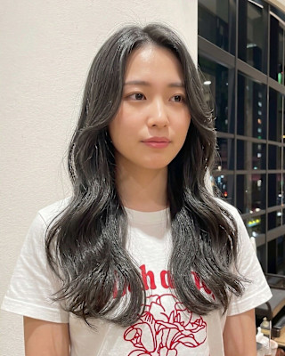 センターパートでオシャレなグレージュロング