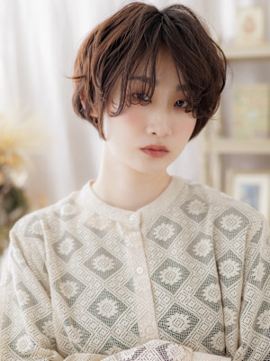 前髪パーマフェザーショート抜け感カジュアルミルクグレージュb
