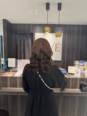 ロングじゃなくても叶う。セミロングの「韓国風コテ巻きパーマ」