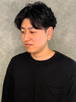 ビジネスカット ニュアンスパーマ ツーブロック 黒髪 20代