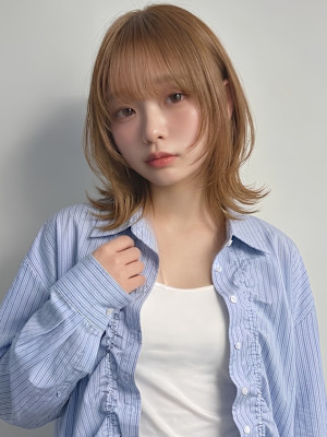 ベージュ ミディアムレイヤー 顔周りレイヤー ハイトーン 